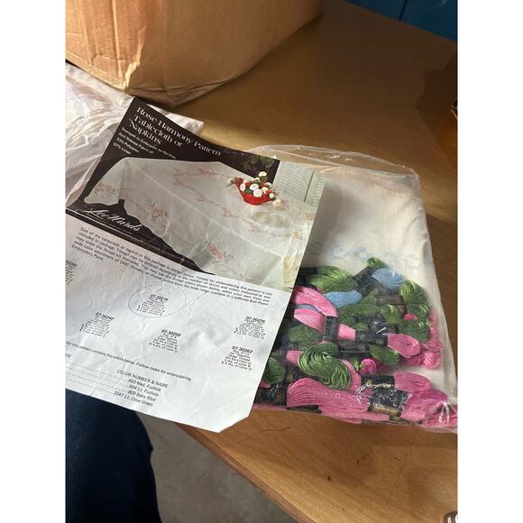 Vintage complete embroidery kit Lee Wards Rose Harmony 58”x78” rect tablecloth - Picture 1 of 6